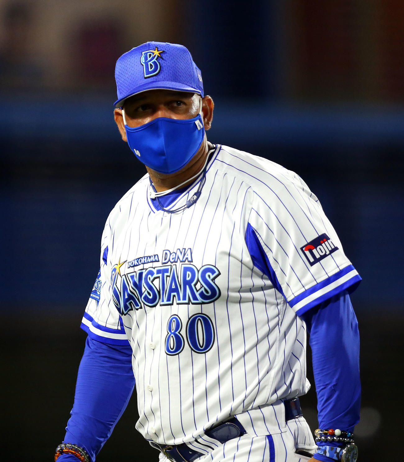 DeNA対ヤクルト　7回表、交代を告げてベンチに戻るDeNAラミレス監督（撮影・大野祥一）