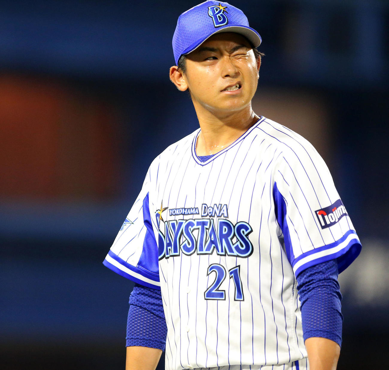 15日、悔しい表情を見せ引き揚げるDeNA今永