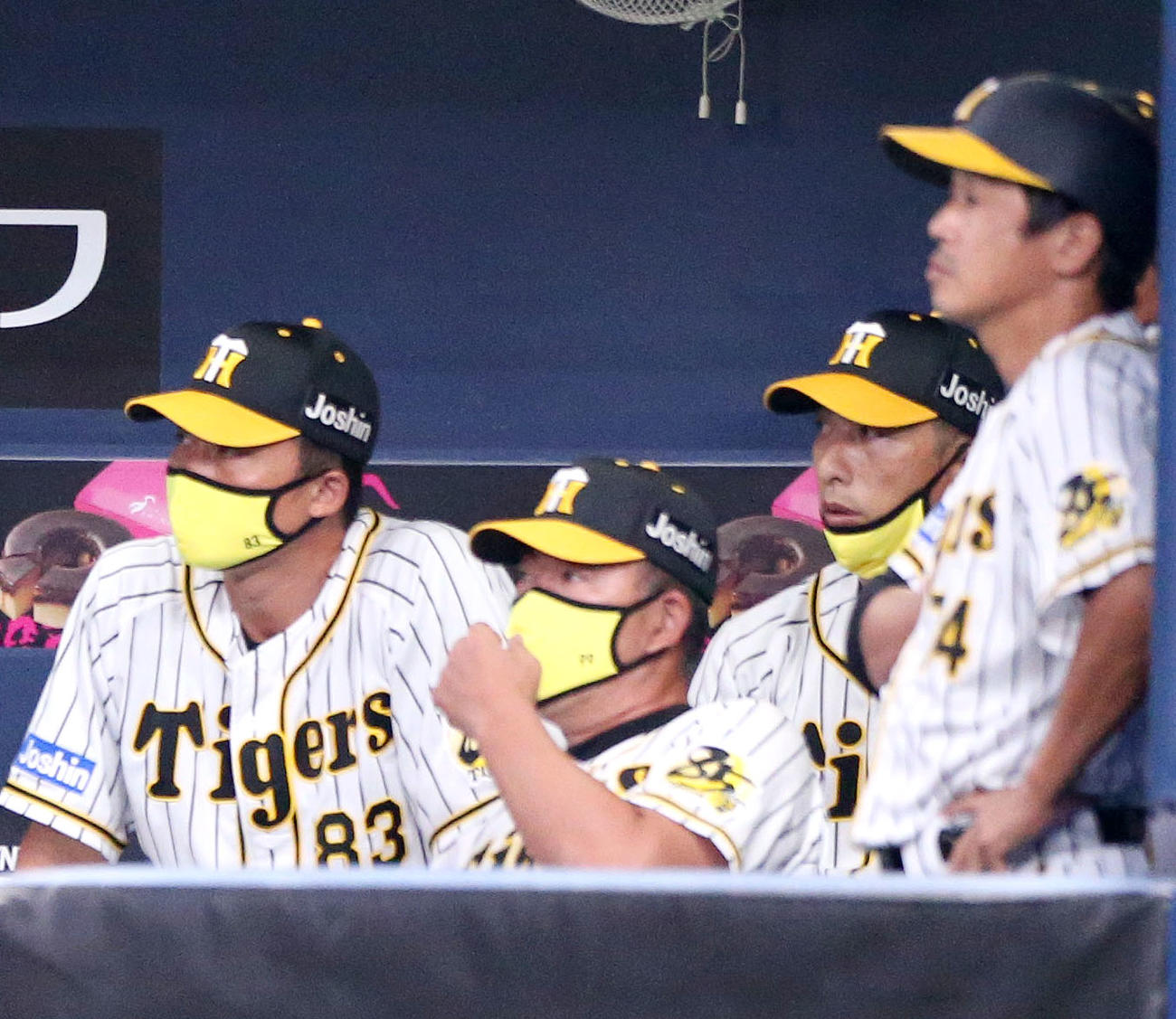 阪神対広島　9回裏、スアレスが抑えベンチで話す矢野監督（右から2人目）ら首脳陣（撮影・上山淳一）