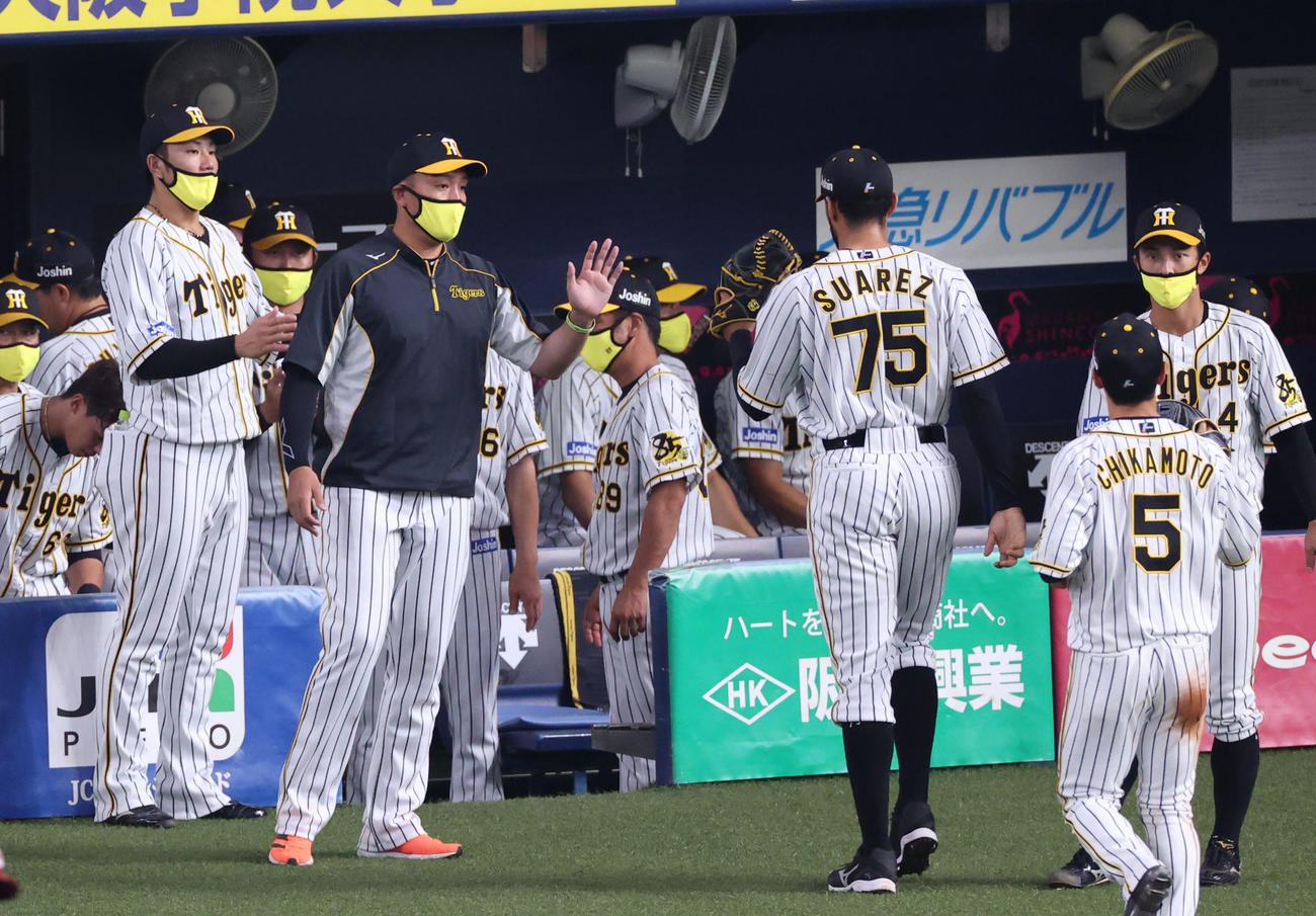 阪神対広島　9回の登板を終えたロベルト・スアレスを出迎える秋山拓巳（左から2人目）（撮影・清水貴仁）