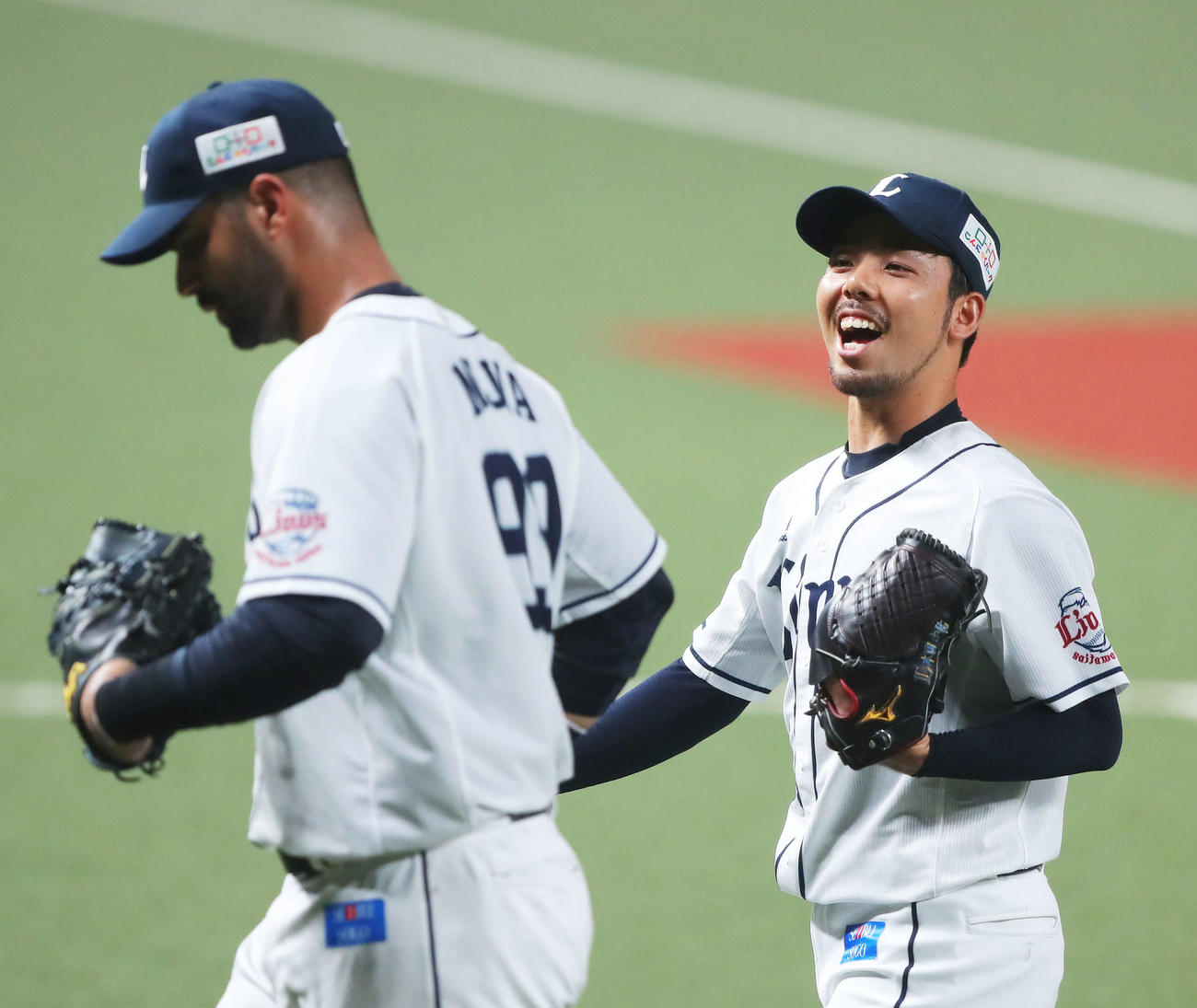 西武対楽天　4回表楽天の攻撃を三者凡退に抑え笑顔を見せる本田。左はメヒア（撮影・河田真司）