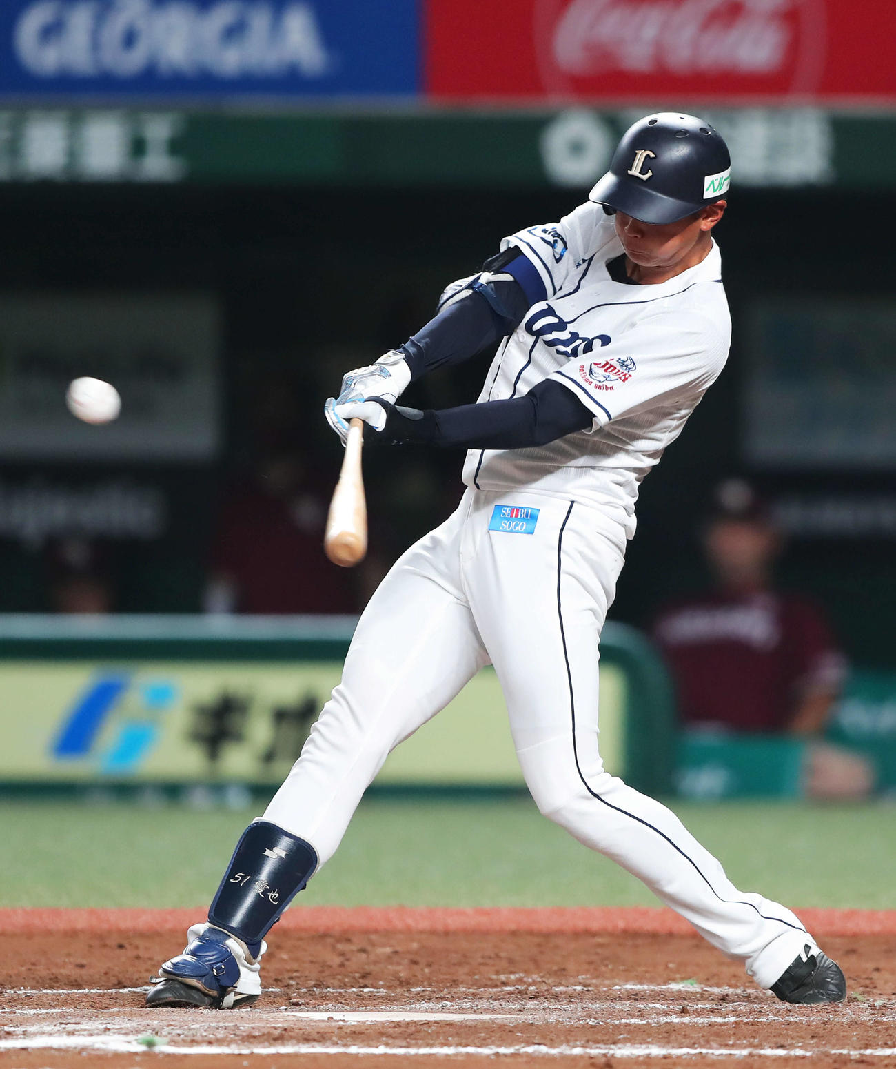 8回裏西武無死一、二塁、プロ初安打となる中前適時二塁打を放つ西川（撮影・河田真司）