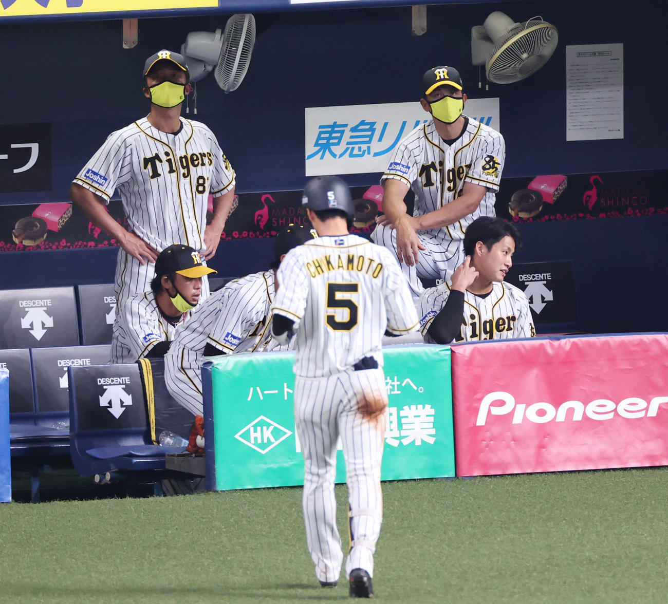 阪神対広島　10回裏阪神1死、遊直に倒れた近本を見つめる矢野監督（右後方）ら（撮影・清水貴仁）