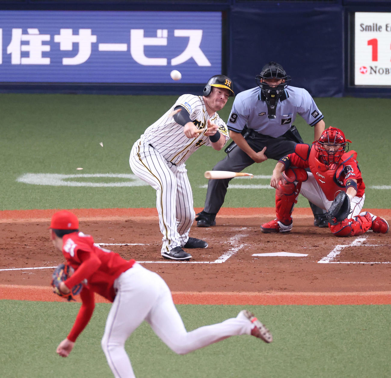 阪神対広島　1回裏阪神2死三塁、バットを折りながらも右前へ運ぶ適時打とするボーア（撮影・清水貴仁）