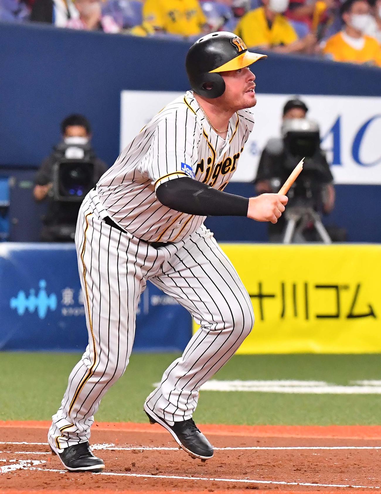 阪神対広島　1回裏阪神2死三塁、右前に適時打を放つジャスティン・ボーア（撮影・上田博志）
