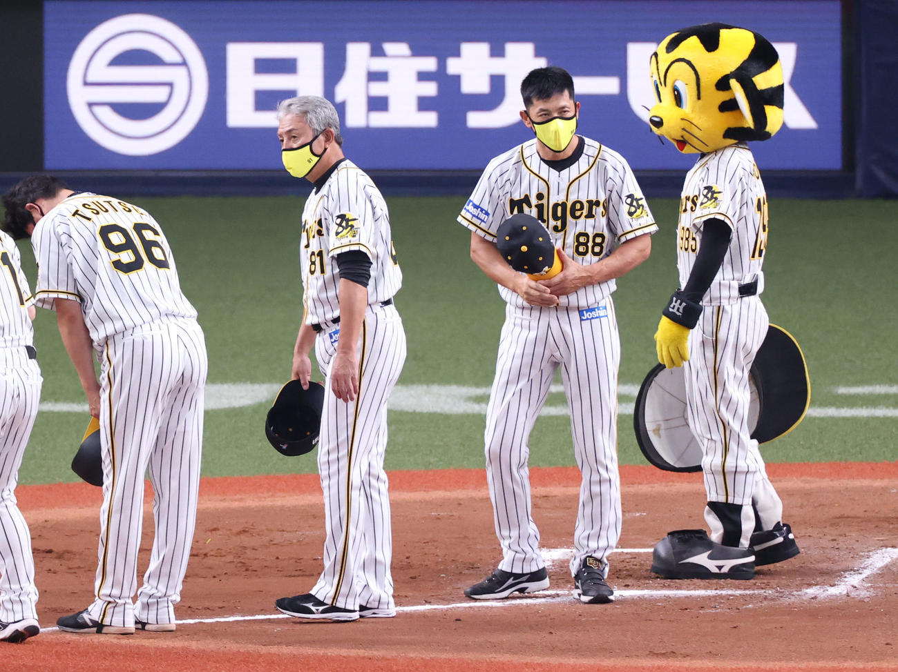 阪神対広島　引き分けに終わりファンにあいさつする矢野耀大監督（撮影・清水貴仁）