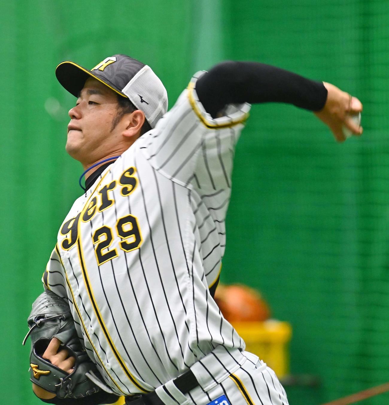 キャッチボールをして汗を流す高橋遥人（撮影・上田博志）