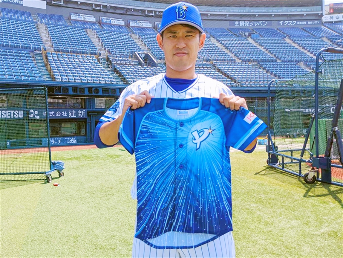 スペシャルデザインのユニホームを手にするDeNA井納（球団提供）