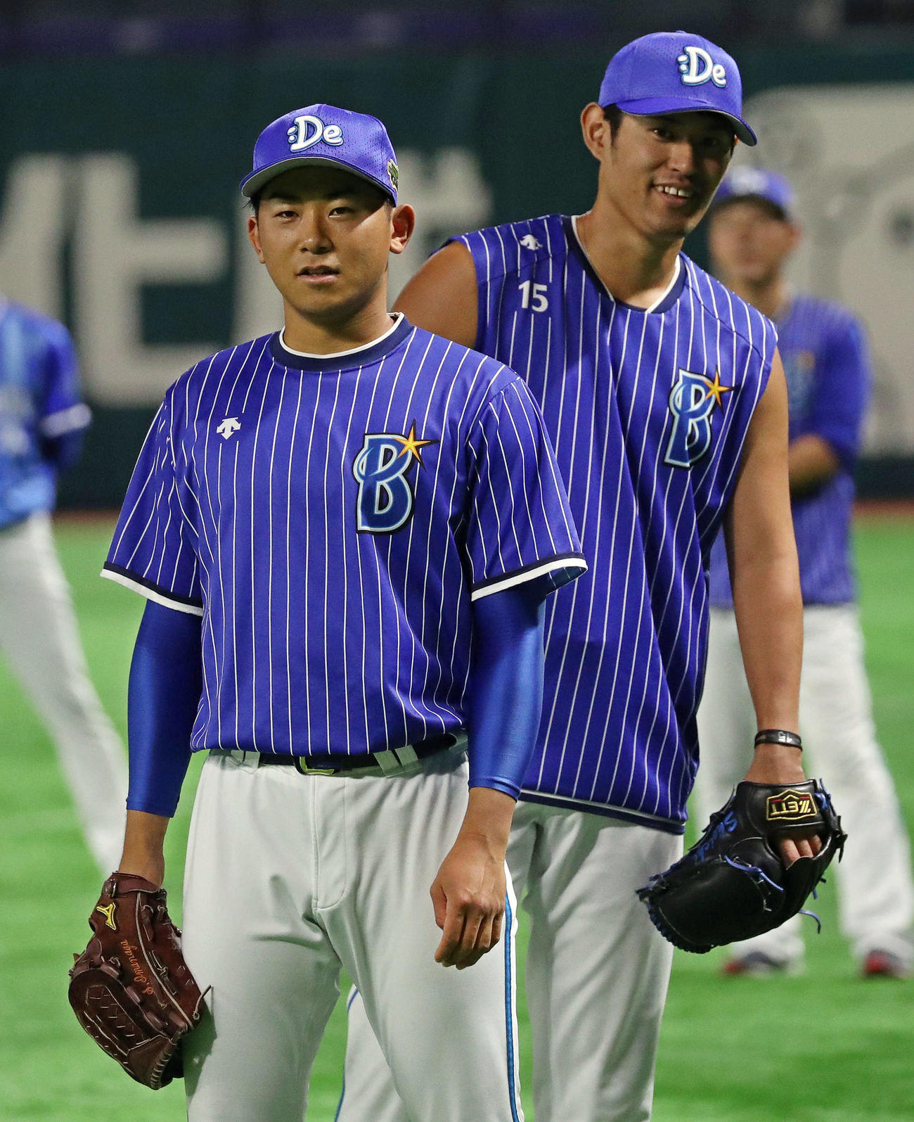 DeNA井納翔一（右）と今永昇太（2017年10月27日撮影）