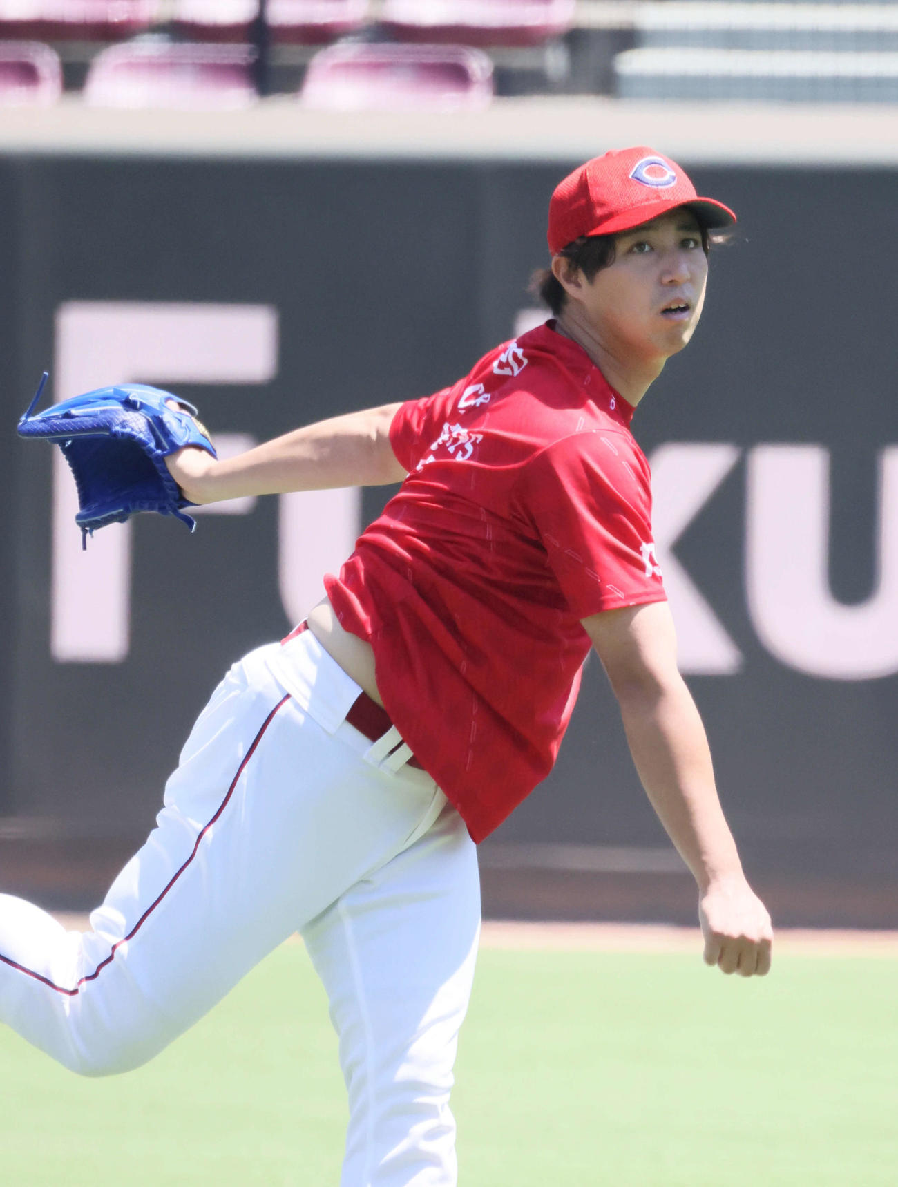 広島投手指名練習　キャッチボールをする野村（撮影・加藤孝規）