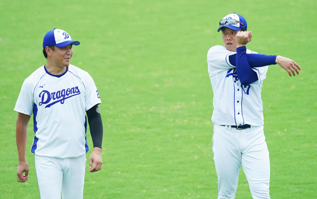 3日、ストレッチする柳。左は大野雄
