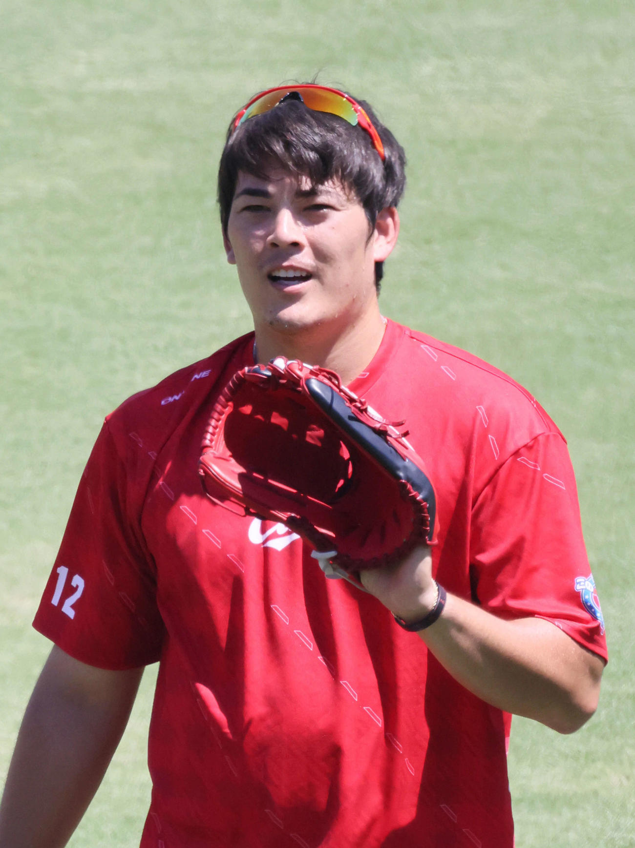 広島投手指名練習　キャッチボールをする九里（撮影・加藤孝規）