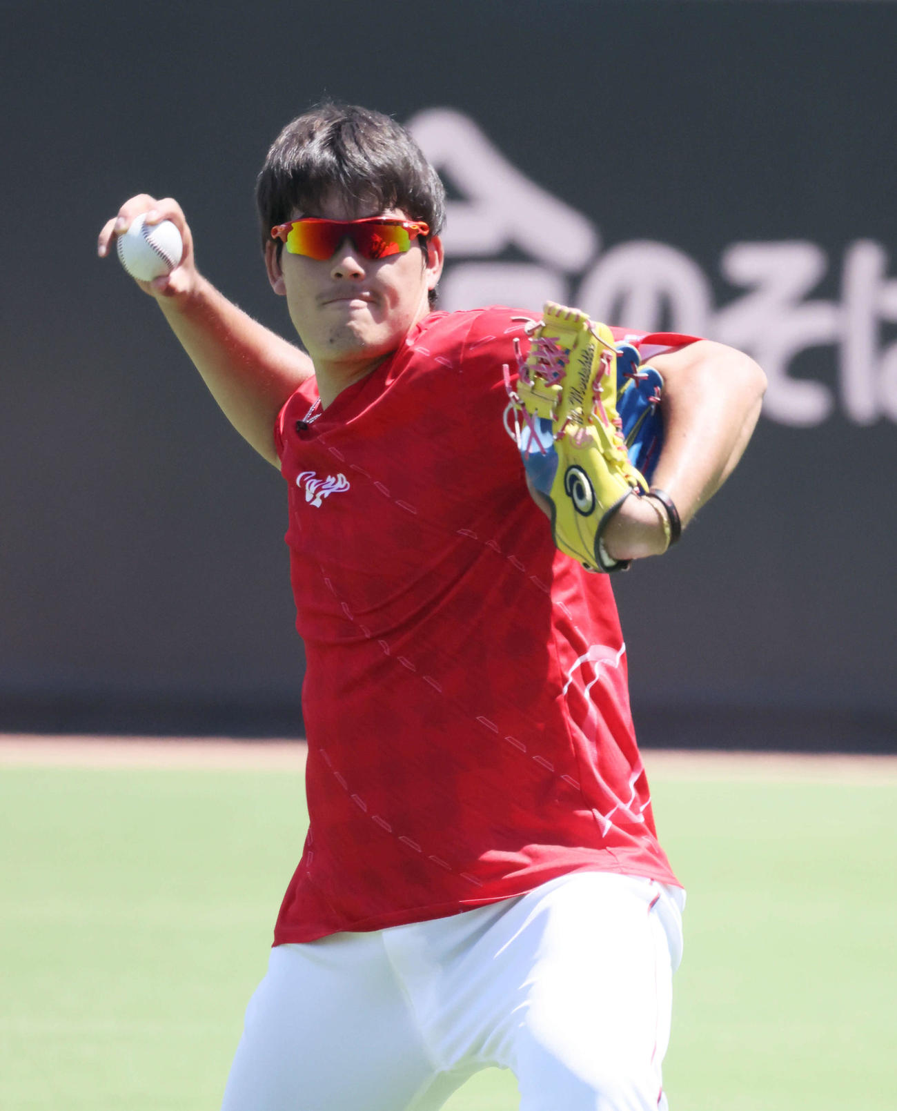 広島投手指名練習　キャッチボールをする九里（撮影・加藤孝規）
