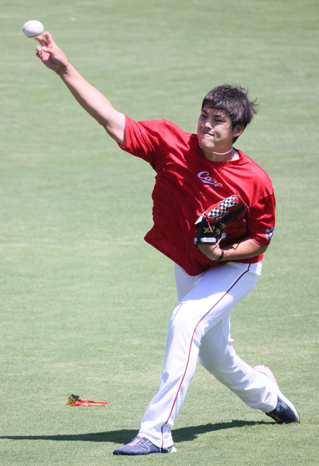 広島投手指名練習　キャッチボールをする九里（撮影・加藤孝規）