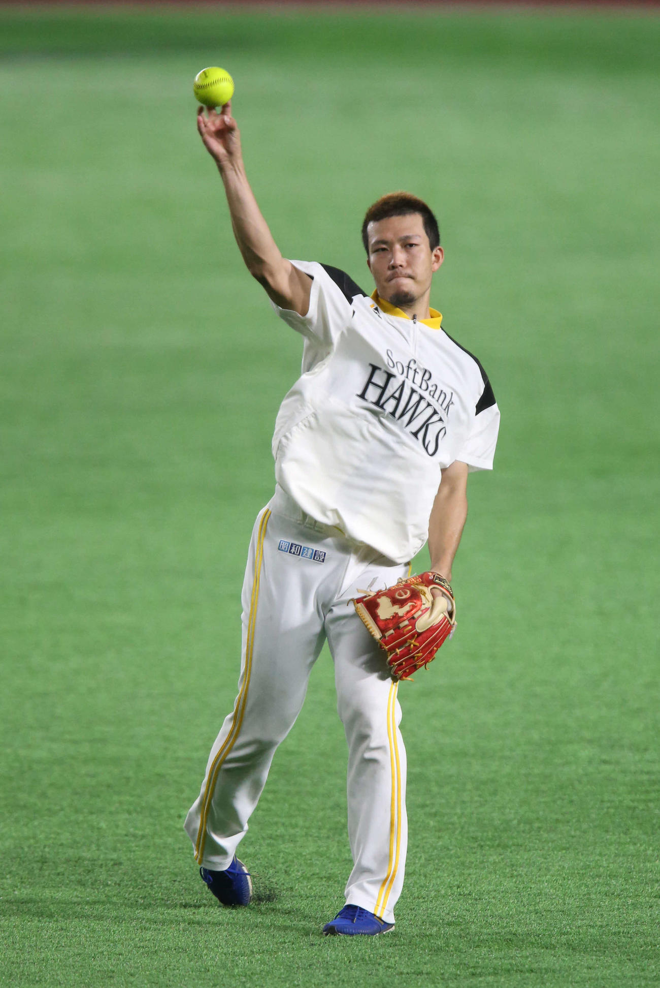 ソフトボールでキャッチボールを行う千賀（撮影・菊川光一）