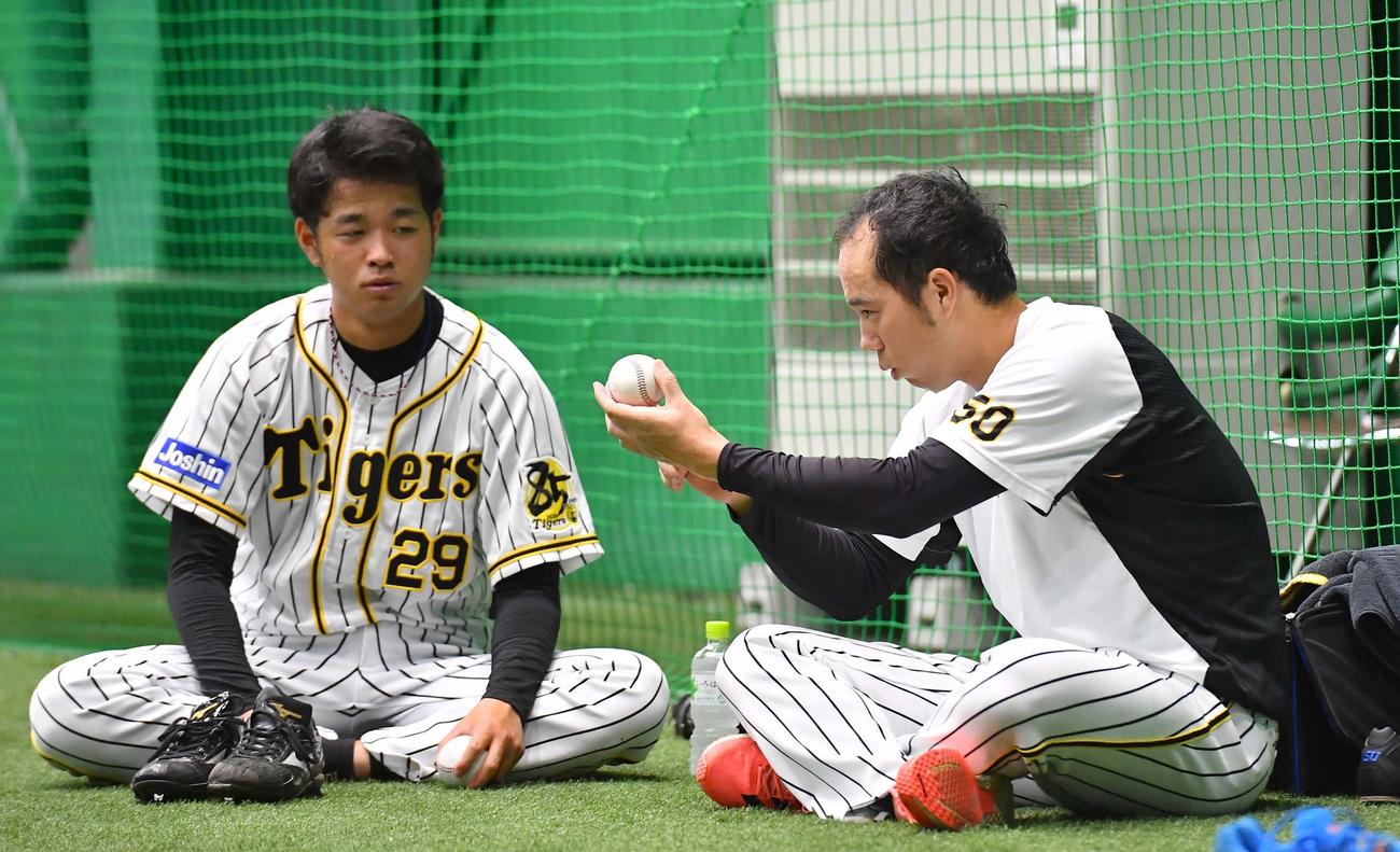 高橋（左）と言葉を交わす青柳（撮影・上田博志）