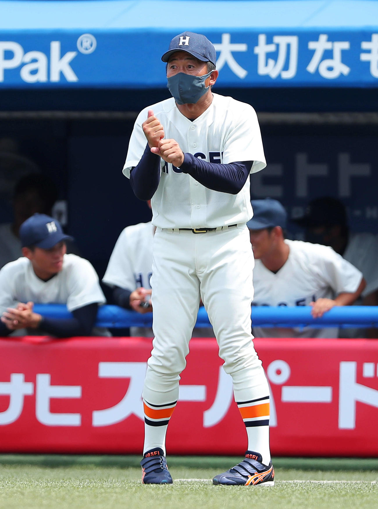 立大対法大　7回裏法大2死、選手交代を告げる法大・青木監督（撮影・河田真司）