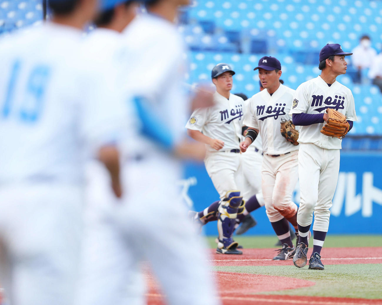 明大対東大　東大に勝利し整列に向かう明大ナイン（撮影・河田真司）