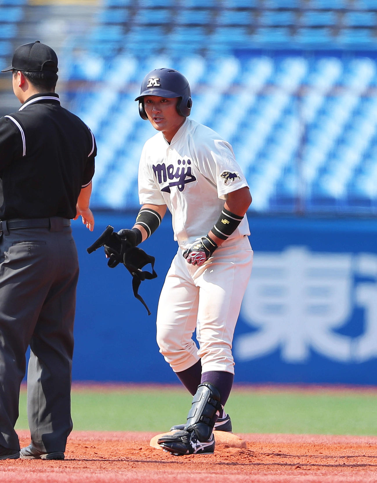 明大対東大　1回表明大無死二、三塁、左中間に先制の2点適時二塁打を放つ明大・公家（撮影・河田真司）