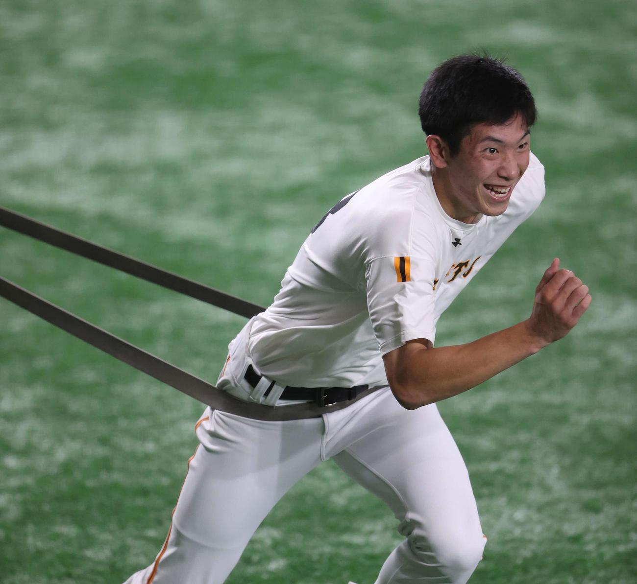 巨人対阪神　試合前練習で負荷を掛けながらダッシュする巨人戸郷（撮影・河野匠）