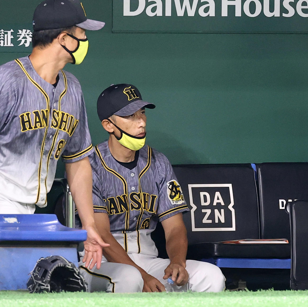 巨人対阪神　4回、厳しい表情で戦況を見つめる阪神矢野監督（撮影・垰建太）
