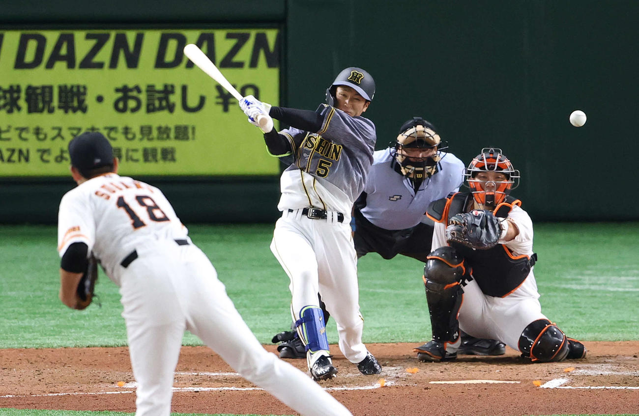 巨人対阪神　6回表阪神1死、三塁への内野安打を放つ近本。投手菅野（撮影・河野匠）