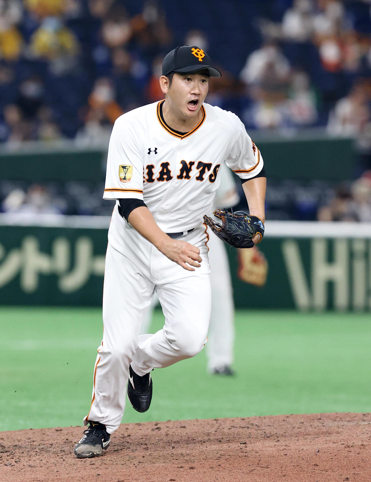 巨人対阪神　6回表阪神1死一塁、糸井の一ゴロでほえながらベースカバーに向かう菅野（撮影・垰建太）
