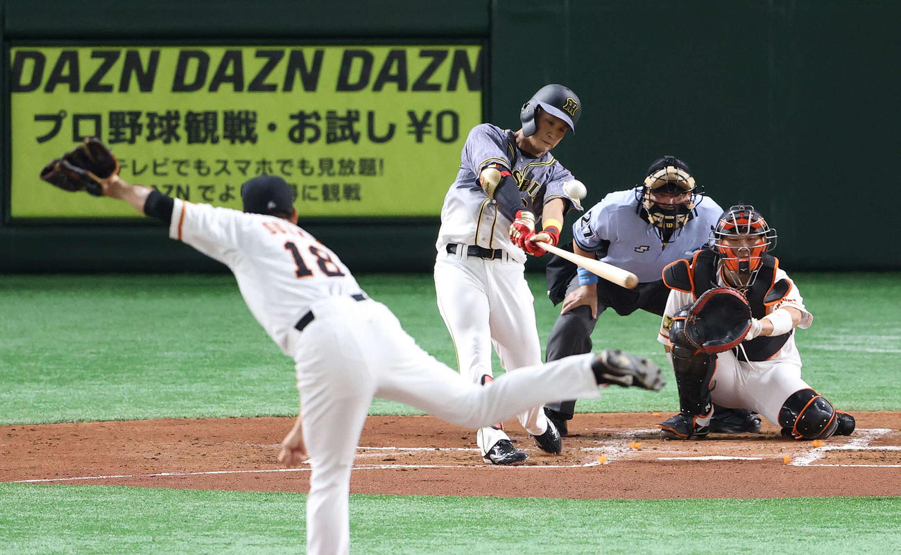 巨人対阪神　2回表阪神2死、菅野からフェンス直撃の二塁打を放つ木浪（撮影・河野匠）