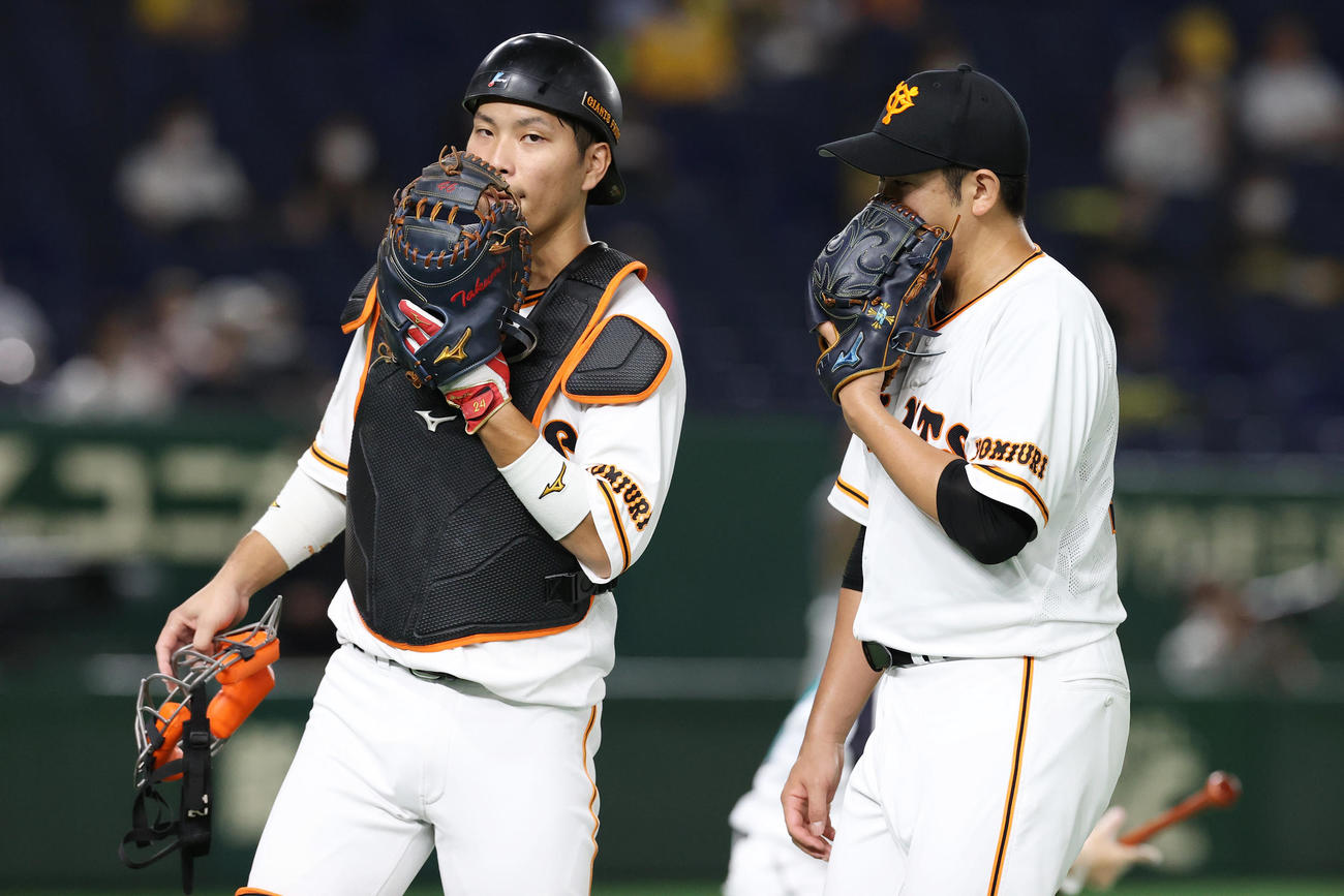 巨人対阪神　3回表阪神の攻撃を抑えた巨人先発の菅野（右）と大城はグラブで口もとを隠しながら言葉を交わす（撮影・垰建太）