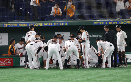 巨人対阪神　試合前の円陣で声を出す巨人加藤脩（撮影・河野匠）