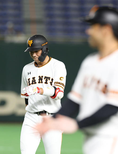 巨人対阪神　5回裏巨人2死、右飛に倒れさえない表情の坂本（撮影・垰建太）