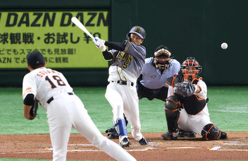 巨人対阪神　6回表阪神1死、三塁への内野安打を放つ近本。投手菅野（撮影・河野匠）