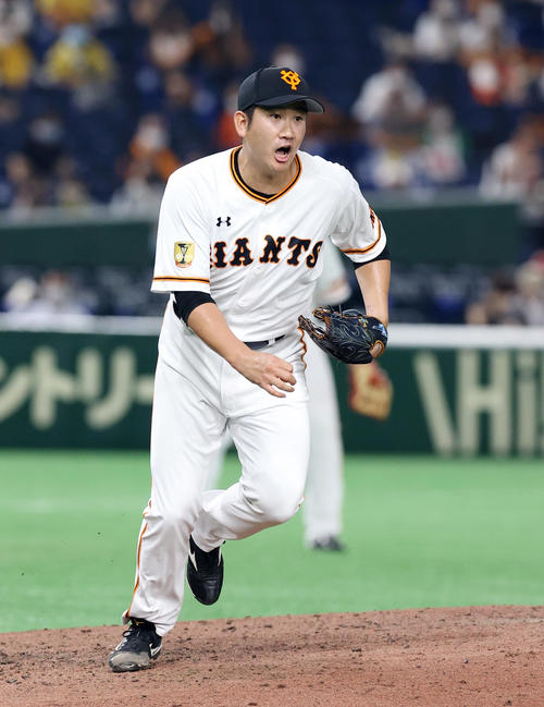巨人対阪神　6回表阪神1死一塁、糸井の一ゴロでほえながらベースカバーに向かう菅野（撮影・垰建太）