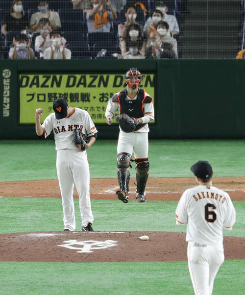 巨人対阪神　9回表阪神2死一塁、大山を二飛に仕留め、ガッツポーズを見せる菅野（撮影・河野匠）