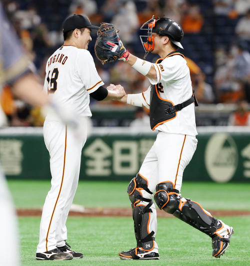巨人対阪神　9回表阪神2死一塁、菅野は大山を二飛に仕留め大城（右）と笑顔でタッチ（撮影・加藤哉）