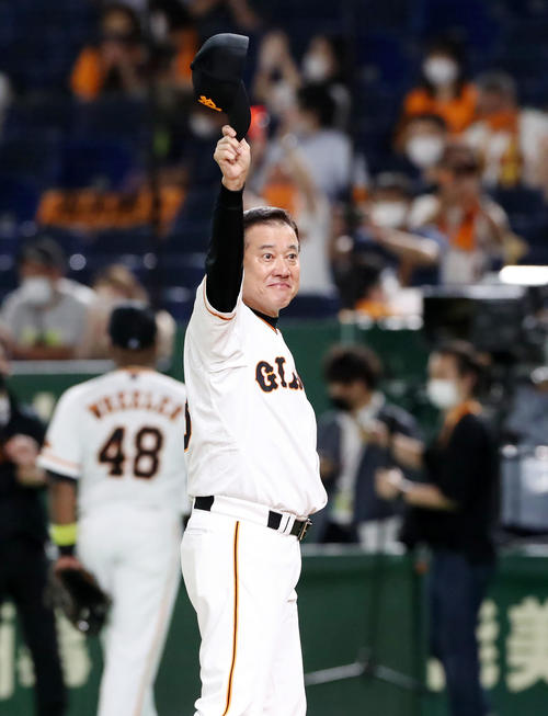 巨人対阪神　阪神に勝利し笑顔を見せる原監督（撮影・加藤哉）