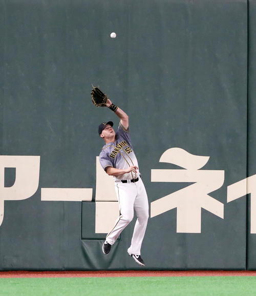 巨人対阪神　8回裏巨人1死、サンズは坂本勇の飛球を好捕する（撮影・加藤哉）