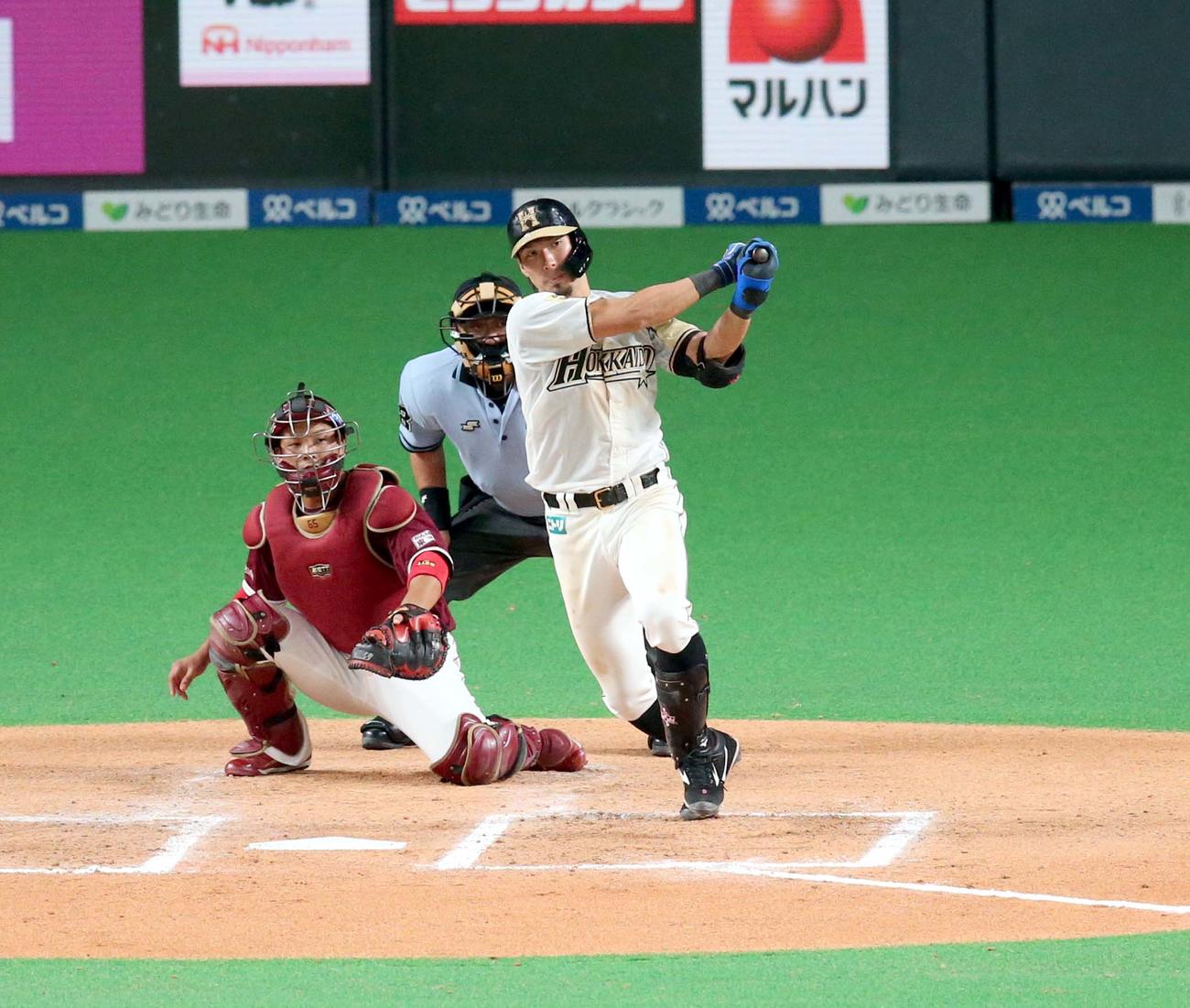 日本ハム対楽天　6回裏日本ハム1死二塁、左前適時打を放つ大田（撮影・黒川智章）