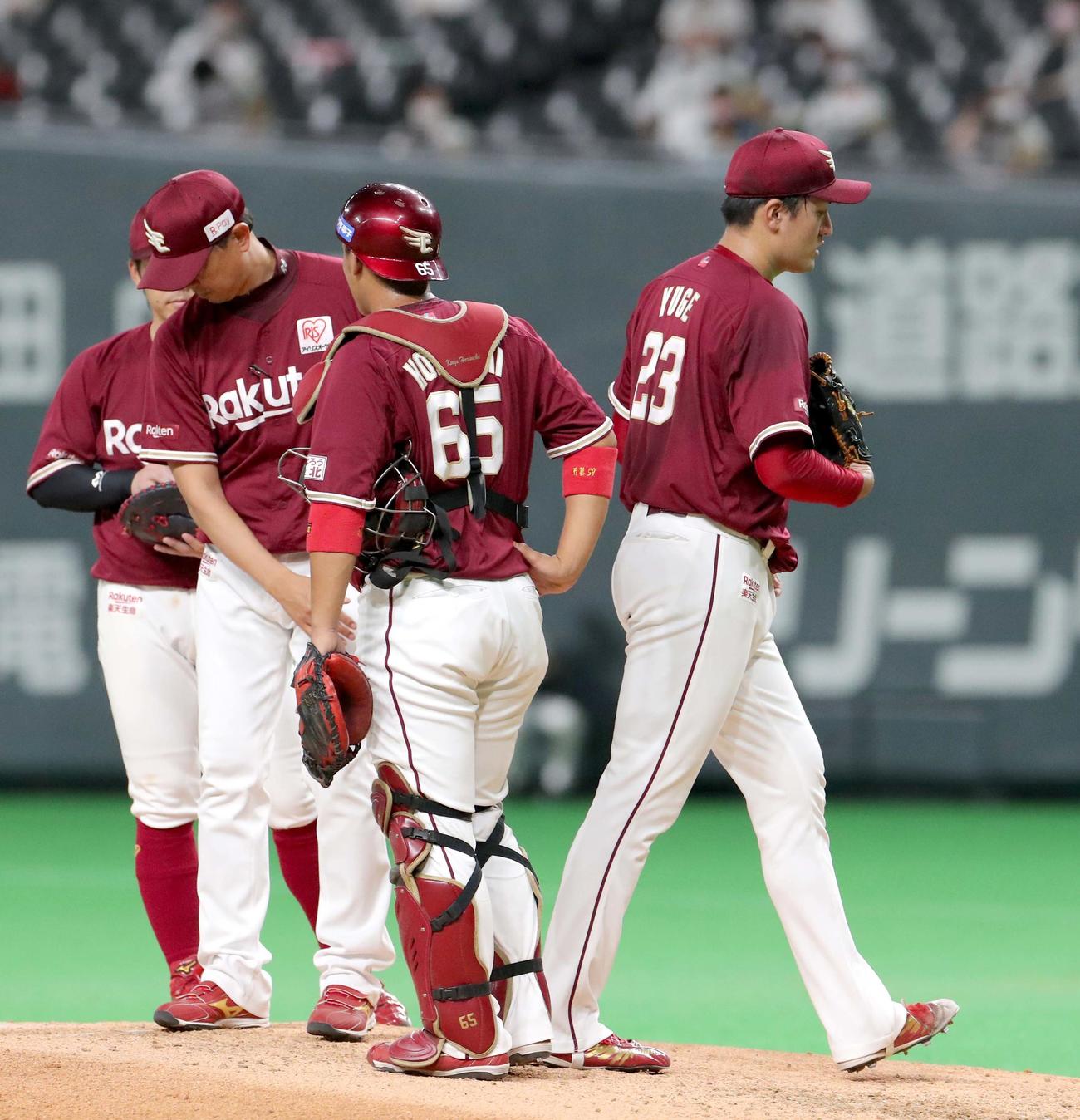 日本ハム対楽天　6回途中で降板する楽天弓削（右）（撮影・佐藤翔太）