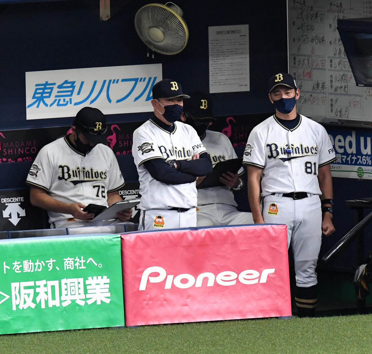 オリックス対西武　西武に敗れがっくりする西村監督（左）（撮影・前岡正明）