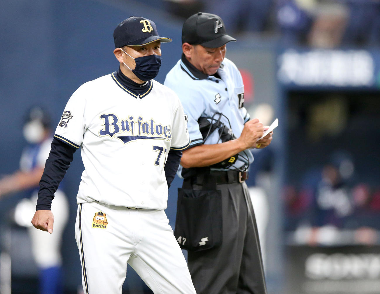 オリックス対西武　9回表西武2死一、二塁、主審に投手交代を告げる西村監督（撮影・上山淳一）