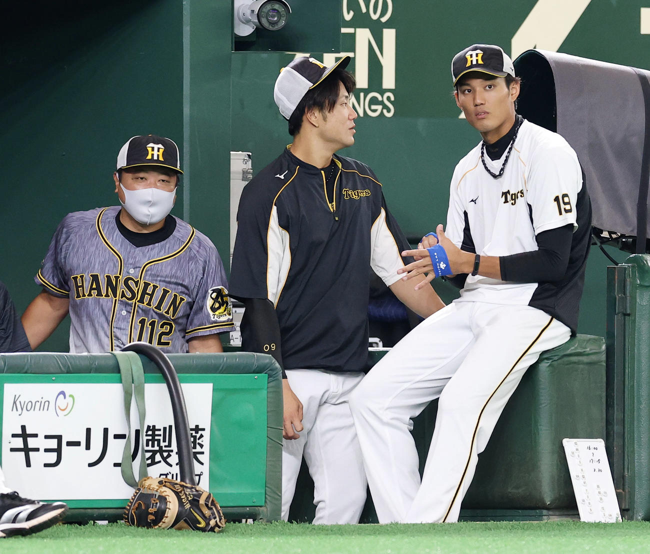 巨人対阪神　試合前、手に青いバンドを巻く阪神藤浪（右）（撮影・垰建太）