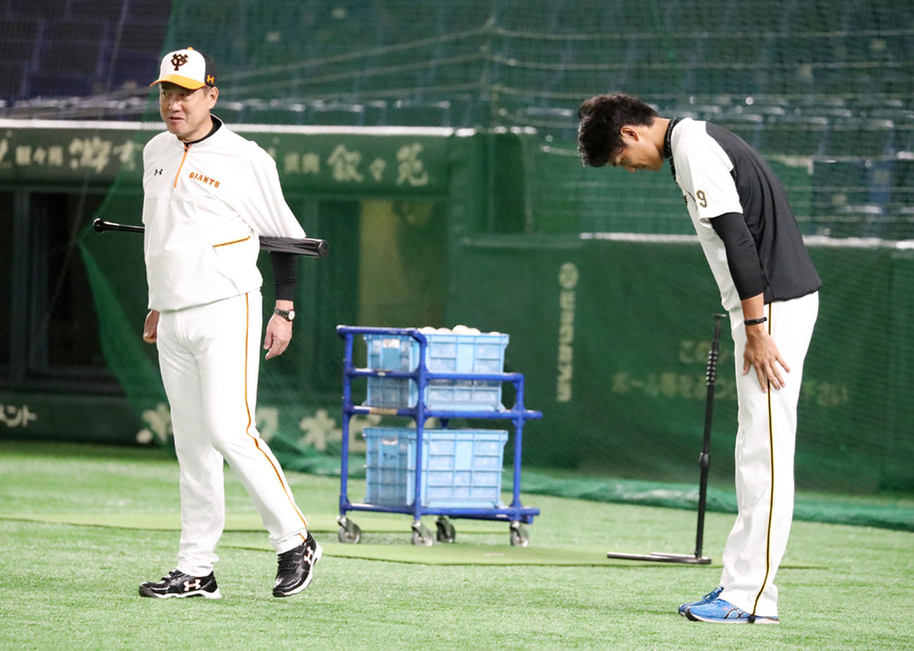 巨人対阪神　グラウンドに現れた藤浪（右）は原監督にあいさつする（撮影・加藤哉）