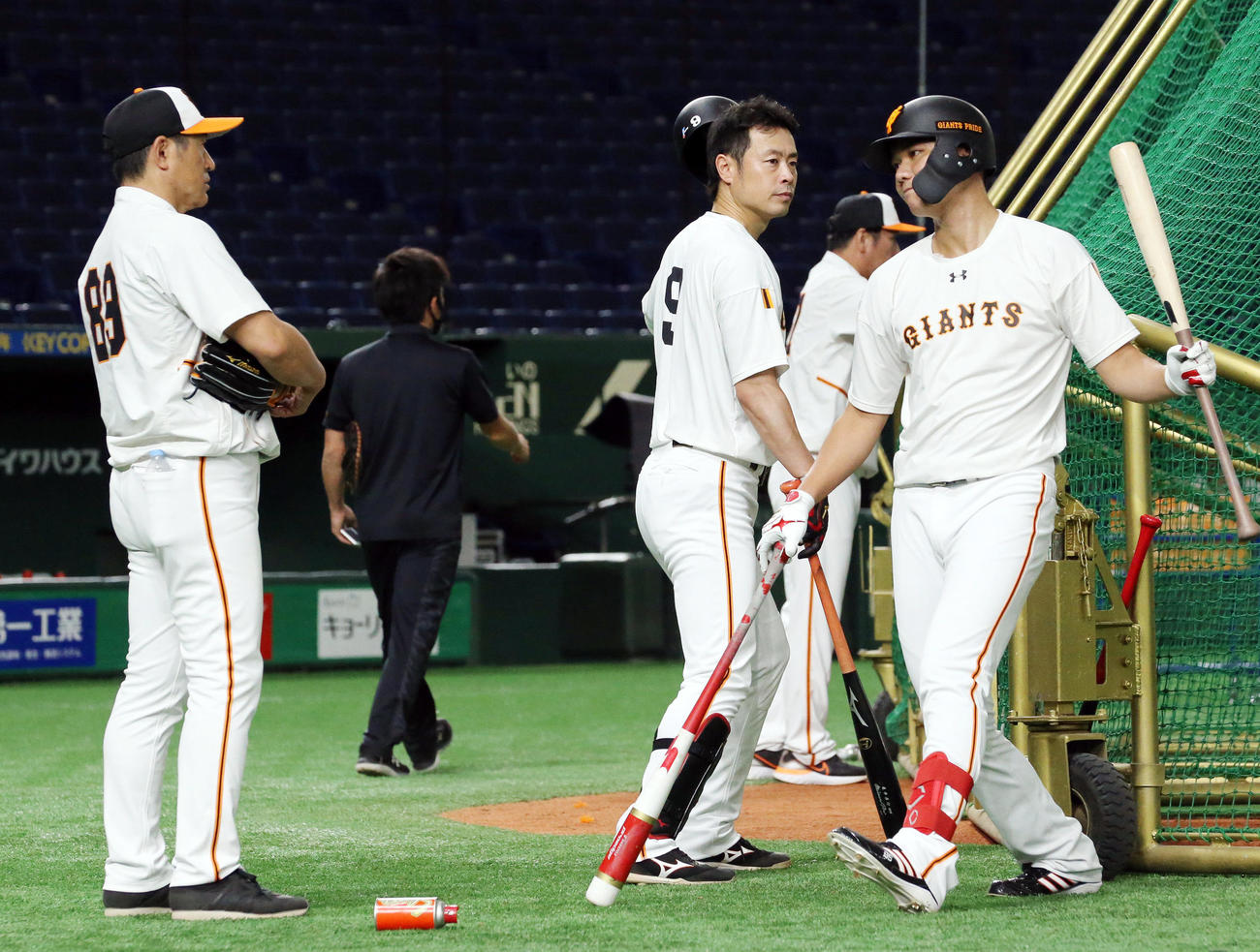 巨人対阪神　試合前、巨人坂本（右）と亀井（中央）は石井コーチからアドバイスを受ける（撮影・垰建太）