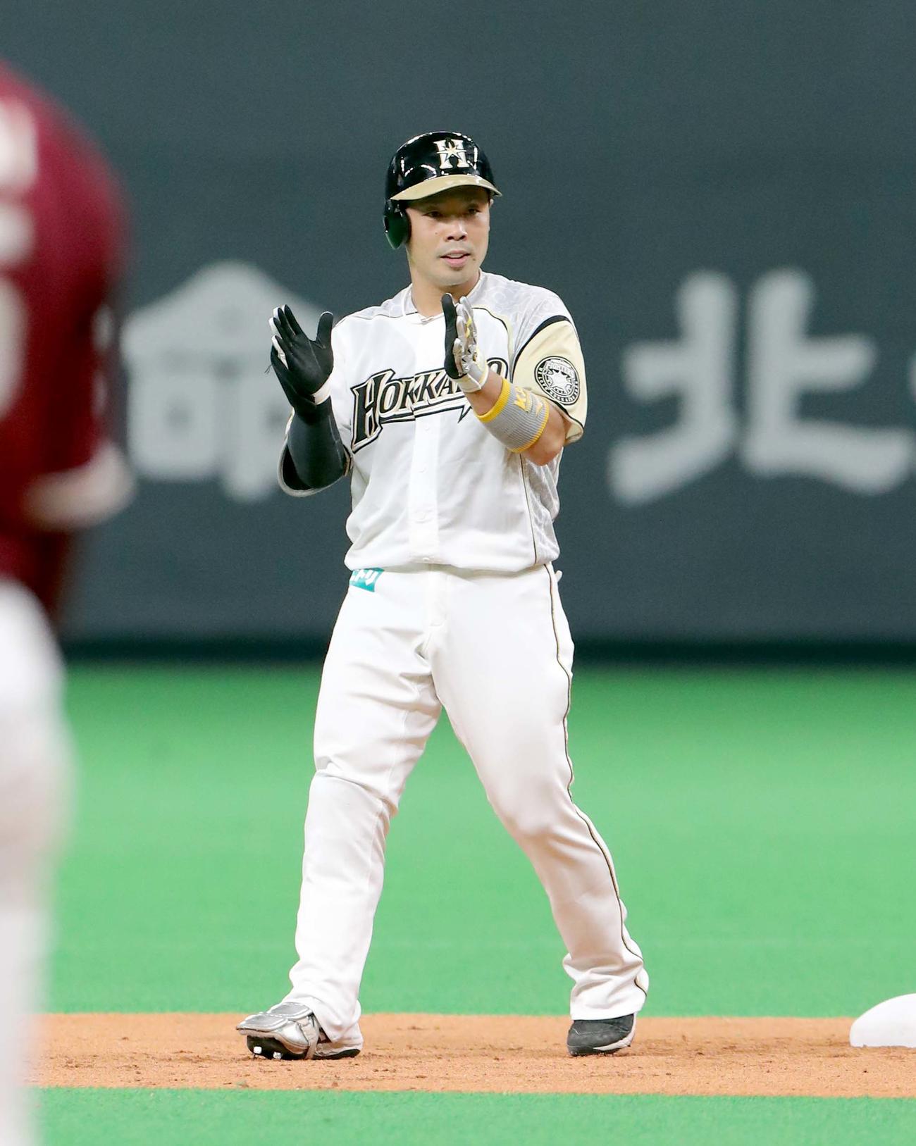 日本ハム対楽天　1回裏日本ハム1死二塁、近藤は同点となる適時二塁打を放ち手をたたく（撮影・佐藤翔太）