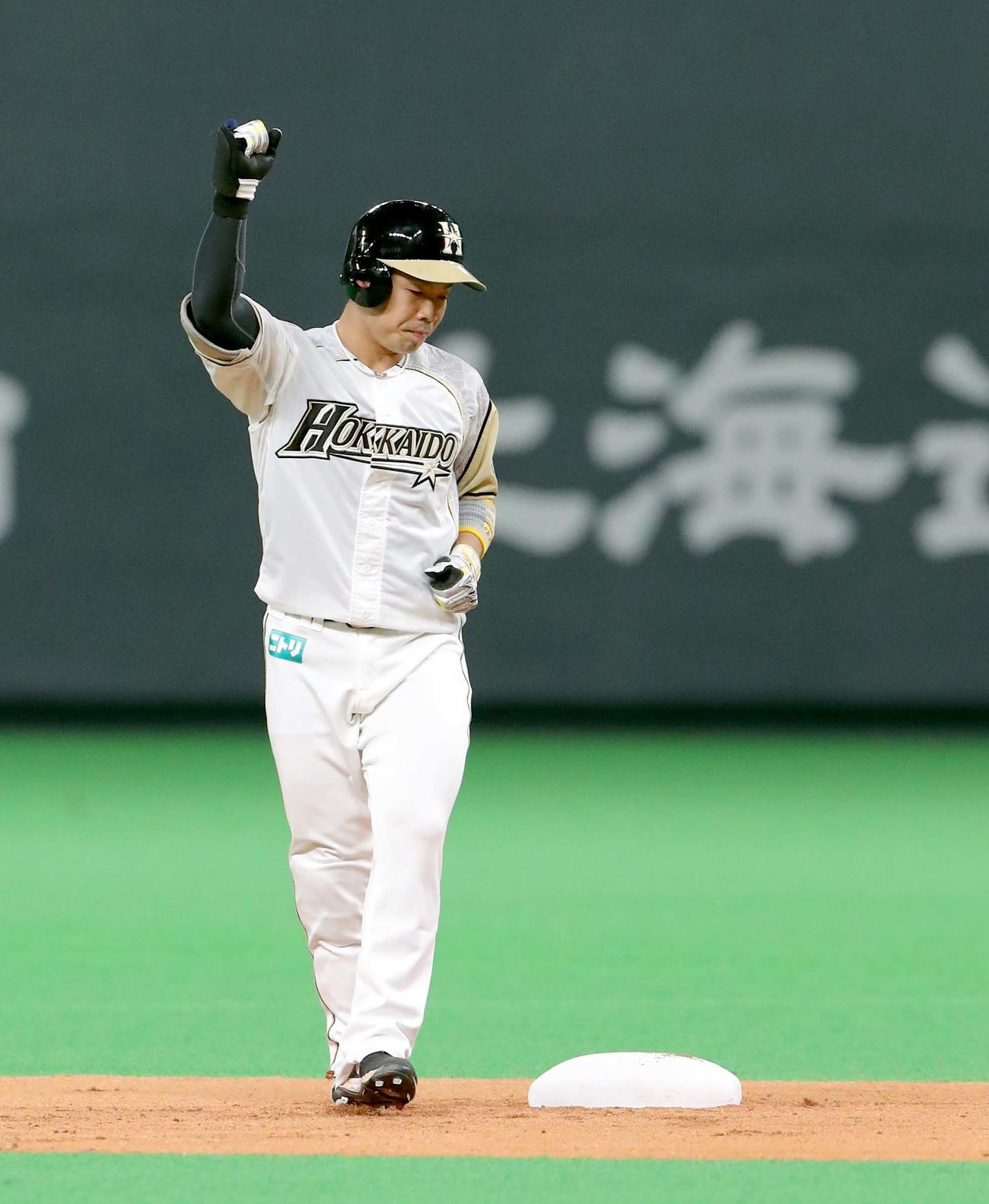 日本ハム対楽天　1回裏日本ハム1死二塁、近藤は同点となる適時二塁打を放ちガッツポーズをする（撮影・佐藤翔太）