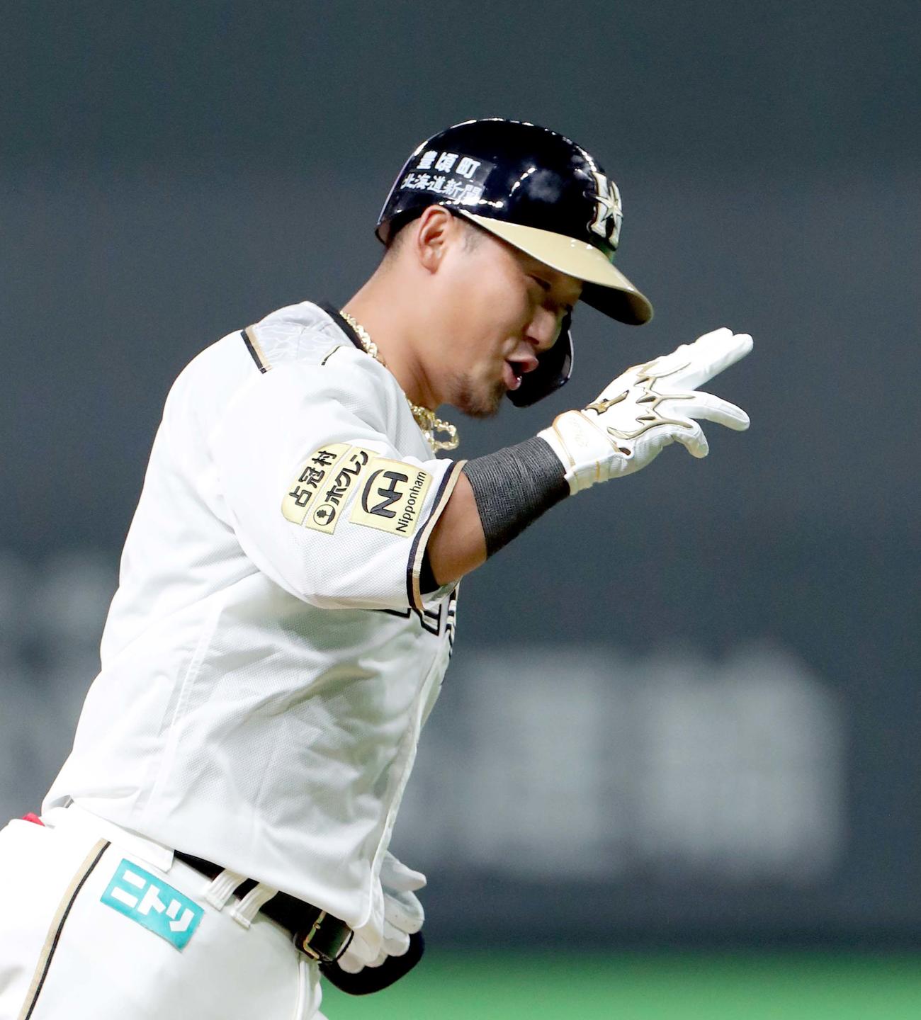 日本ハム対楽天　1回裏日本ハム1死二塁、中田は勝ち越しとなる左越え2点本塁打を放ちポーズをとる（撮影・佐藤翔太）