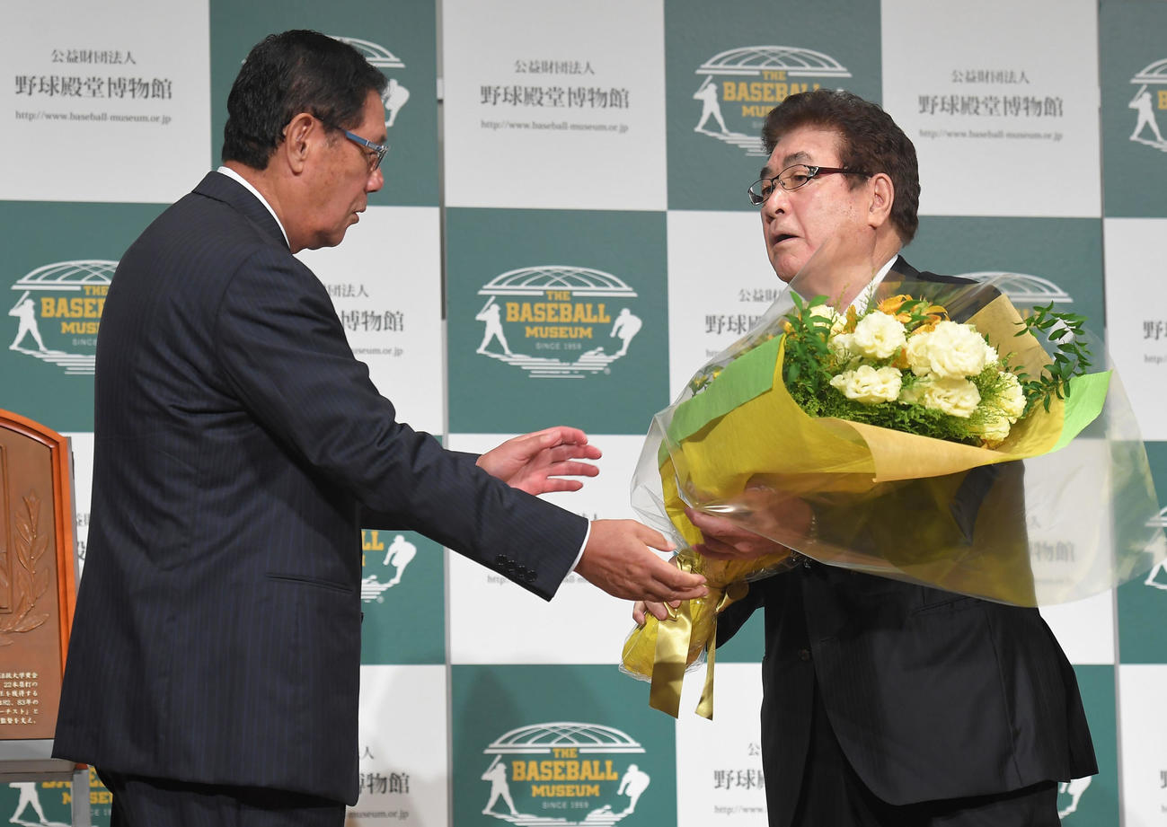 野球殿堂入り表彰で山本浩二氏（右）から花束を受け取る田淵幸一氏（代表撮影）