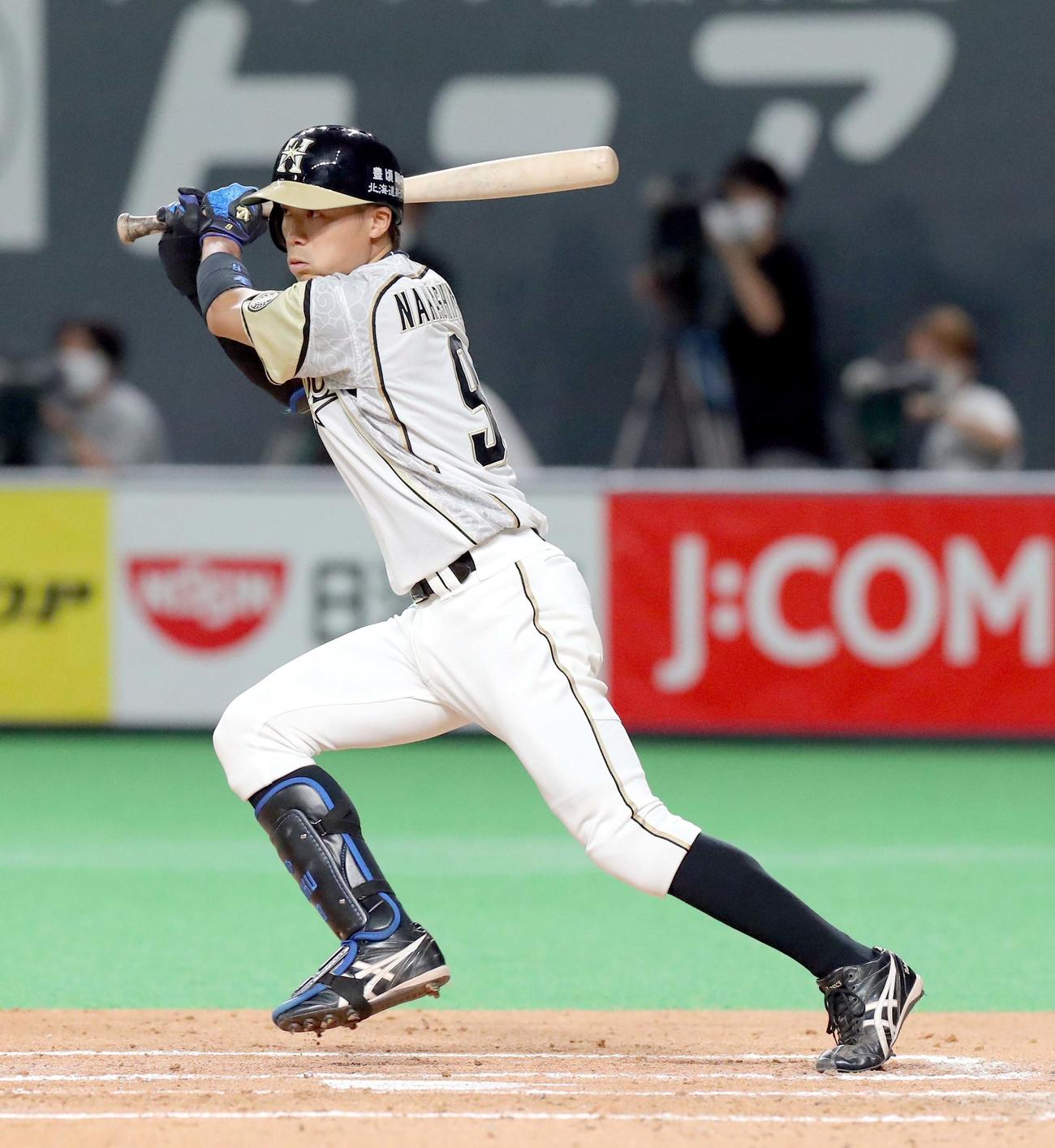 日本ハム対楽天　1回裏日本ハム2死満塁、中島は左前適時打を放つ（撮影・佐藤翔太）