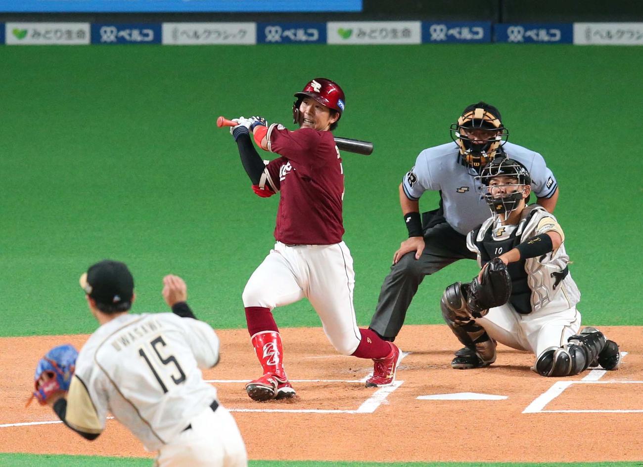 日本ハム対楽天　1回表楽天無死二塁、右前適時打を放つ鈴木大（撮影・黒川智章）